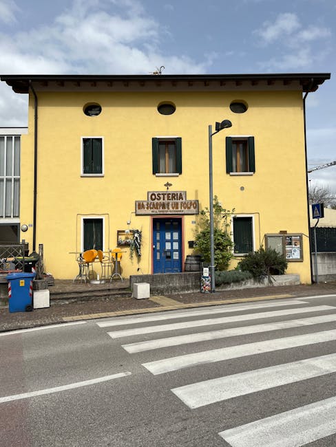 Osteria tradizionale accogliente vicino alla fermata del tram che serve risotto alla milanese