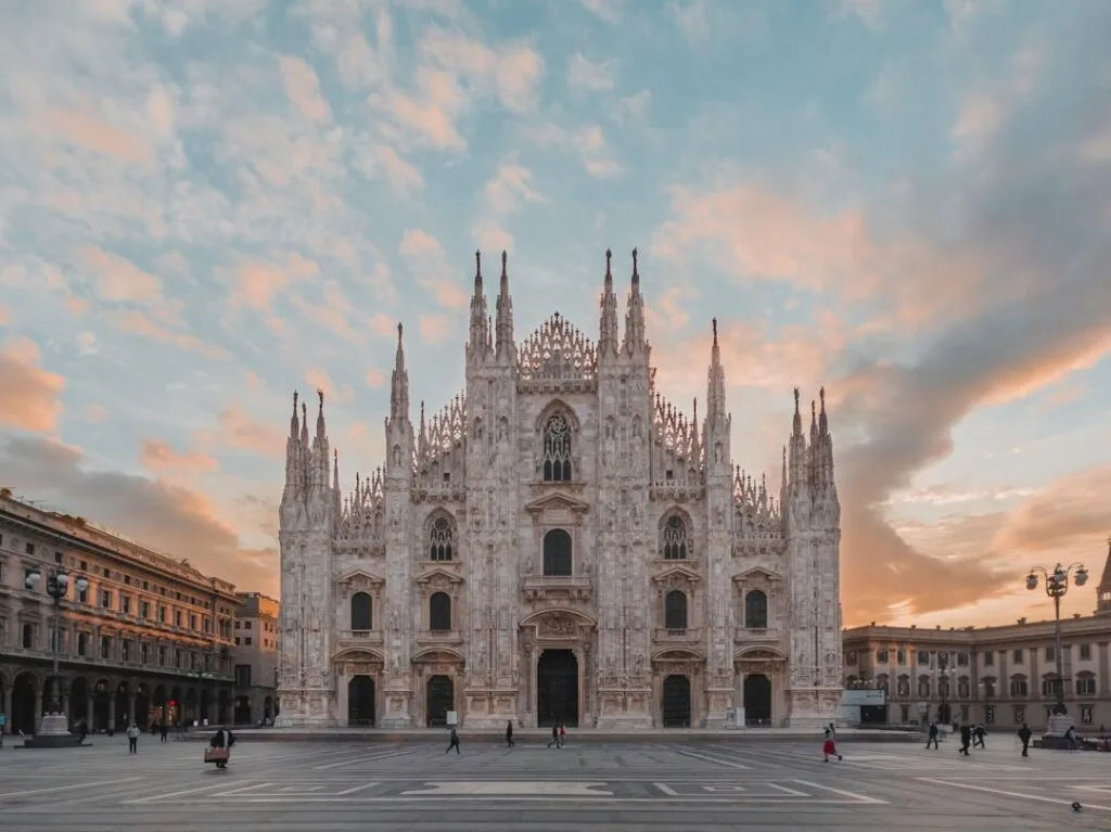 Façade du Duomo de Milan sous un ciel rose au crépuscule