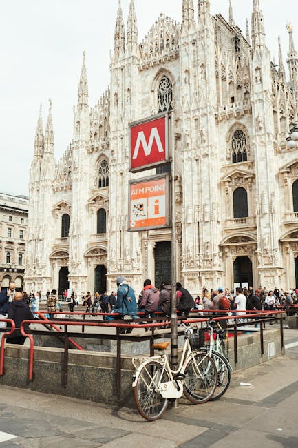 Fahrräder an Absperrung vor dem Mailänder Dom und Metro-Eingang