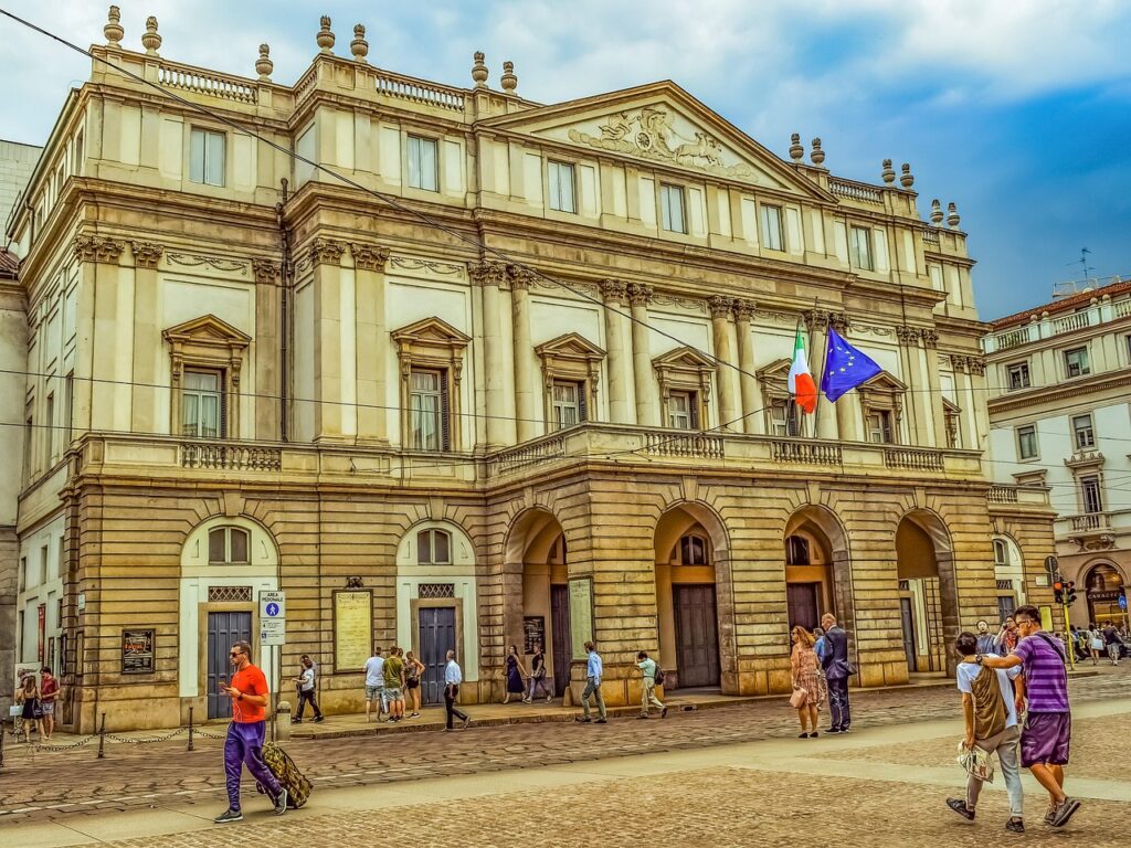 Tram serale vicino al Teatro alla Scala, ingresso di Via Filodrammatici