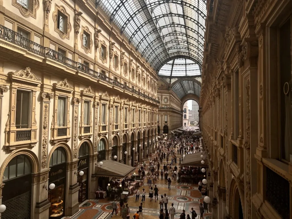Intérieur de la Galleria Vittorio Emanuele II à Milan, foule et boutiques