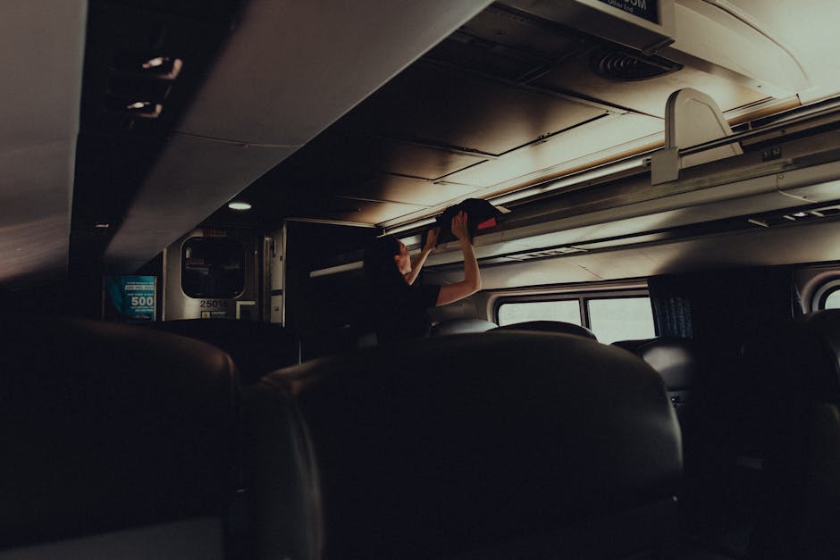 Innenraum des Malpensa Express mit Gepäckablagen.