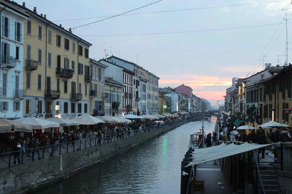 Coucher de soleil sur les Navigli de Milan, terrasses et foule le long du canal