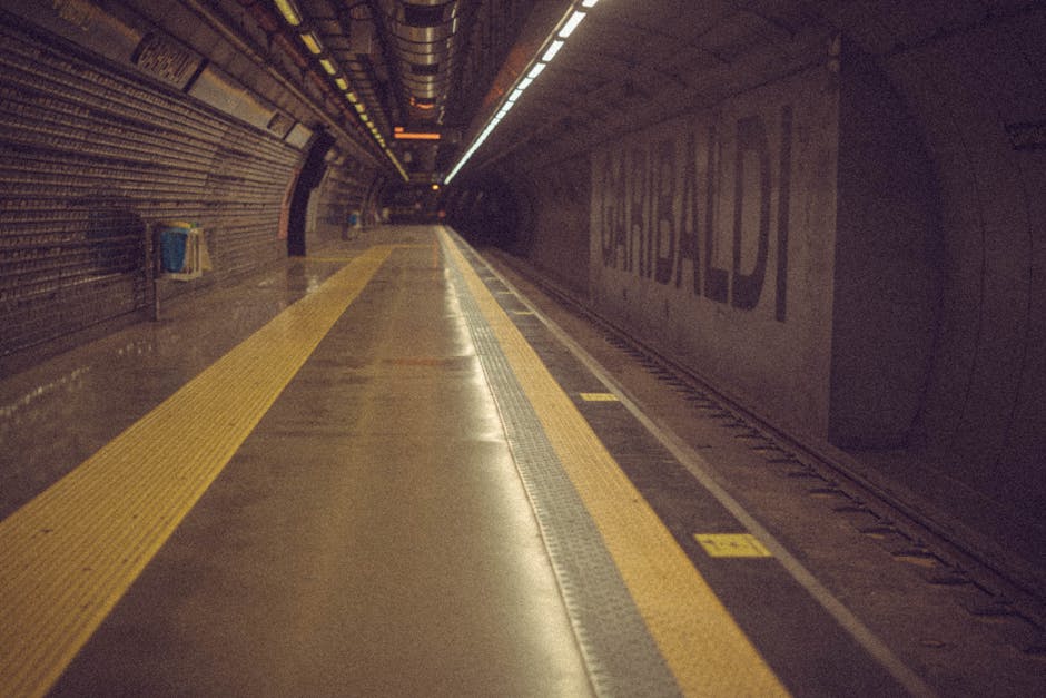Leerer Bahnsteig mit ‚GARIBALDI‘-Schriftzug an Mailänder Station