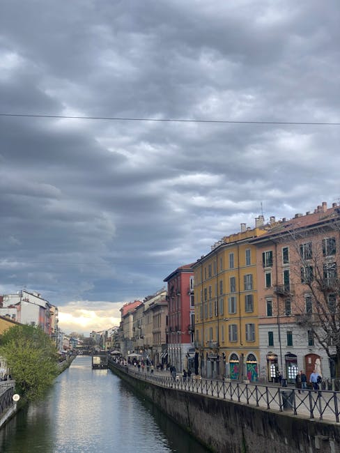 Cielo nuvoloso sopra i Navigli di Milano e passeggiata affollata