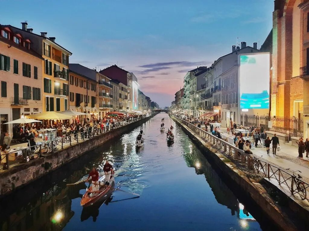 Canal des Navigli à Milan au crépuscule, bateaux et terrasses