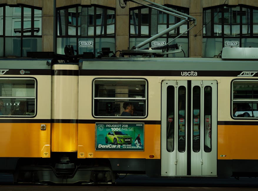 Tram che passa davanti a facciate residenziali colorate in un quartiere di Milano