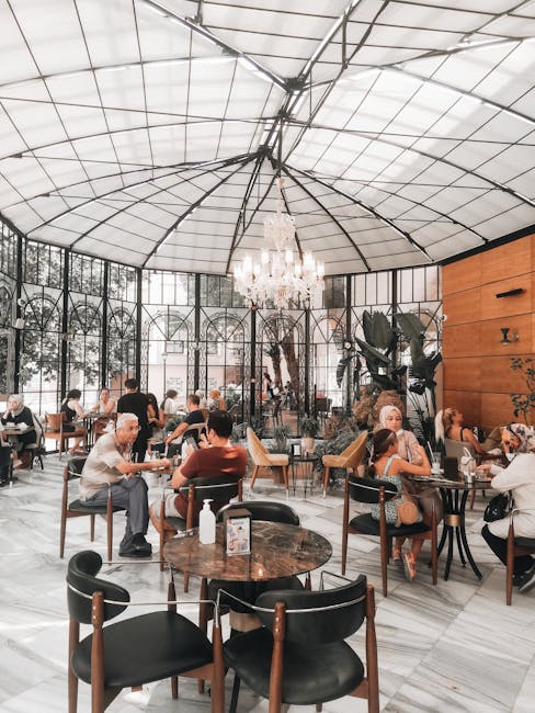 Café mit Glasdach und Kronleuchter in Mailand.