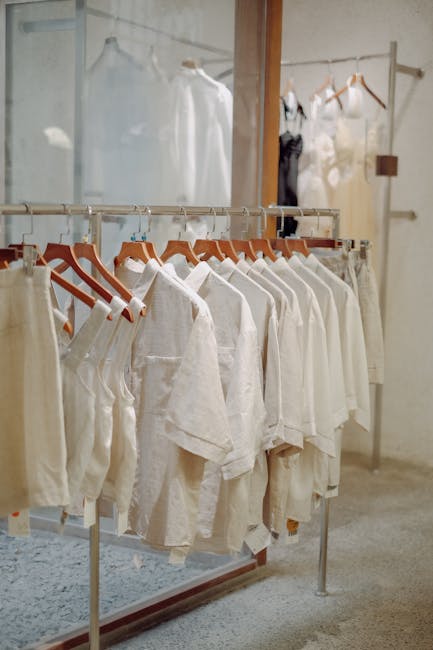 Minimalistische Boutique präsentiert weiße Leinenhemden in Mailand.