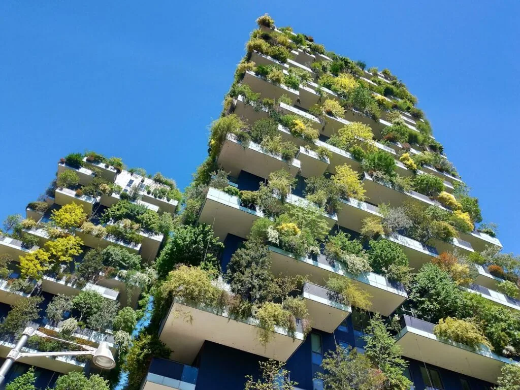 Bosco Verticale: hoge woontorens bedekt met bomen en planten in Milaan