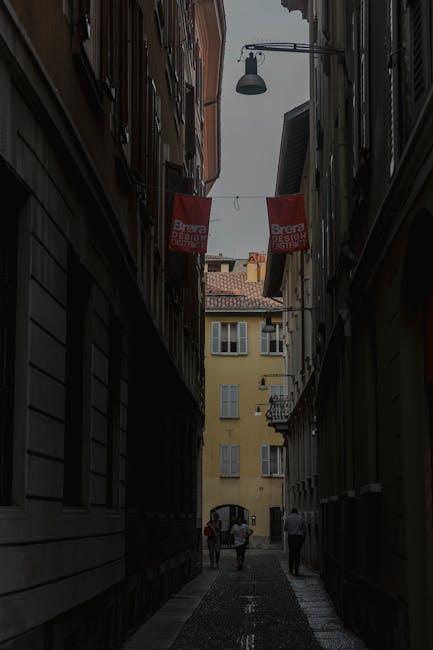Schmale Gasse in Brera, Mailand, mit Bannern des Design-Districts.