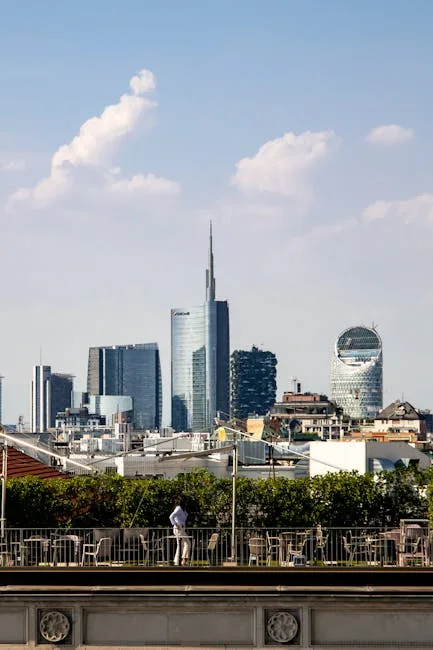 Milaan skyline met Unicredit-toren en moderne wolkenkrabbers achter dakterras