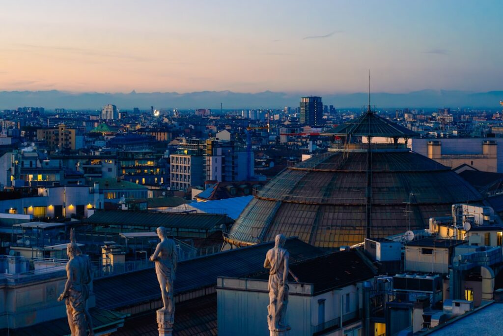 Dachblick über Mailand mit kuppelförmigem Glasdach und Statuen.