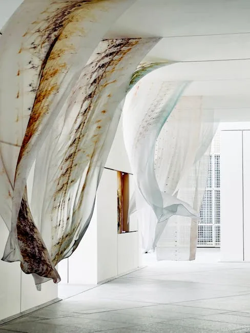 Installation textile flottante suspendue dans un espace d'exposition minimaliste à Milan