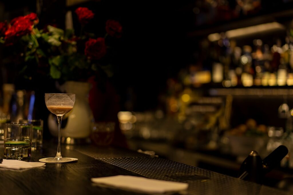 Bar Luce Innenraum im Retro-Stil, Spritz auf dem Tisch