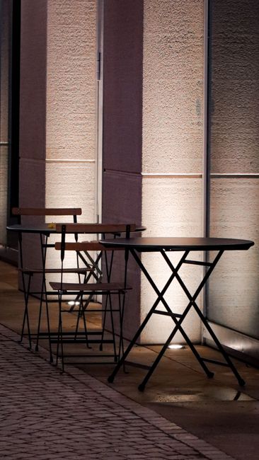 Straßencafé in Brera mit Tischen und Abendbeleuchtung
