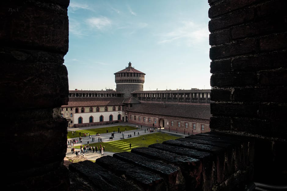Blick durch Zinnen auf den Innenhof des Castello Sforzesco in Mailand