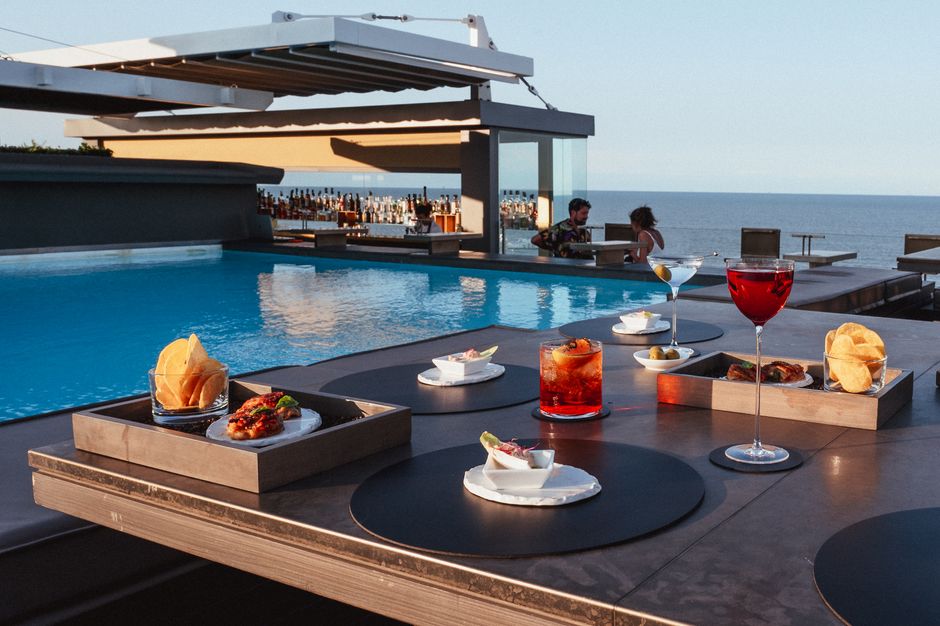 Rooftop-Pool mit Skyline, Cocktailpräsentation in Mailand