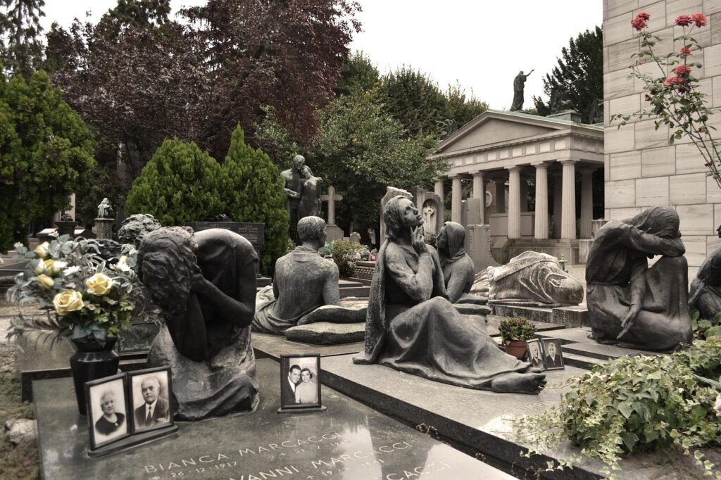 Verzierte Mausoleen und Skulpturen im Cimitero Monumentale