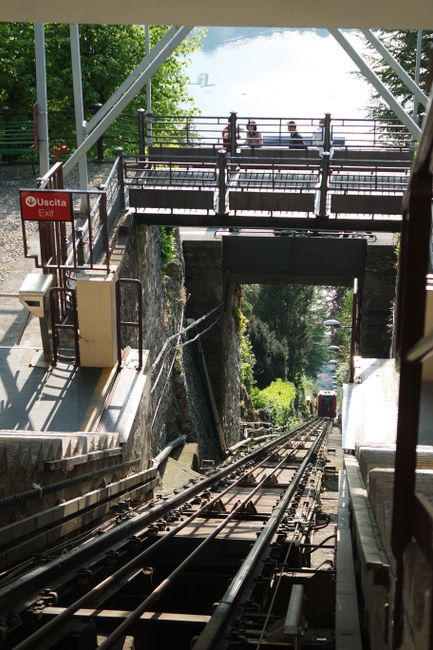 Steile Standseilbahntrasse bei Como mit Gleisen und Ausstiegsbereich