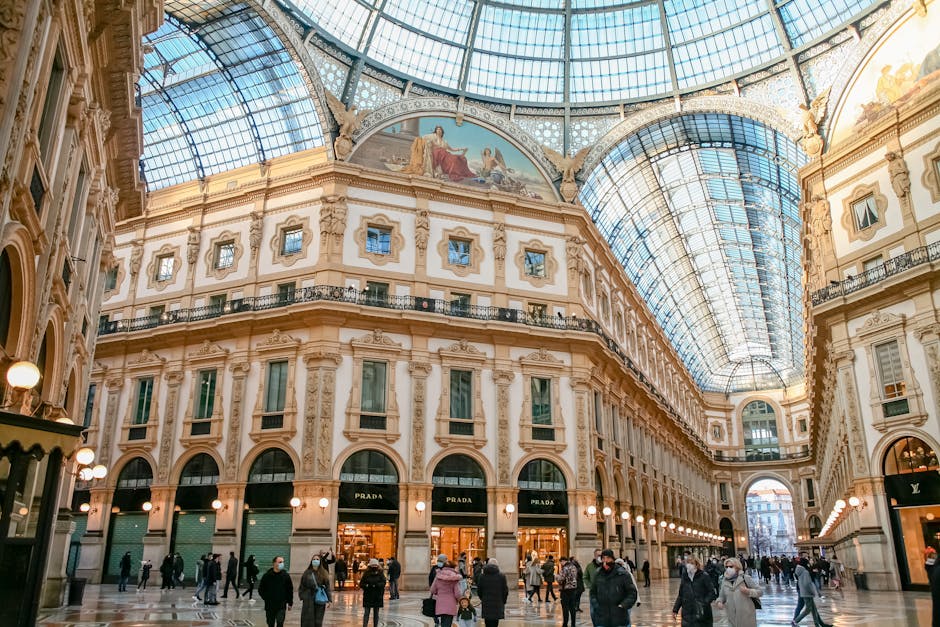 Blick in die Galleria Vittorio Emanuele II mit Glasdach und Passanten