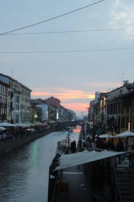 Coucher de soleil sur le canal des Navigli à Milan, quais animés