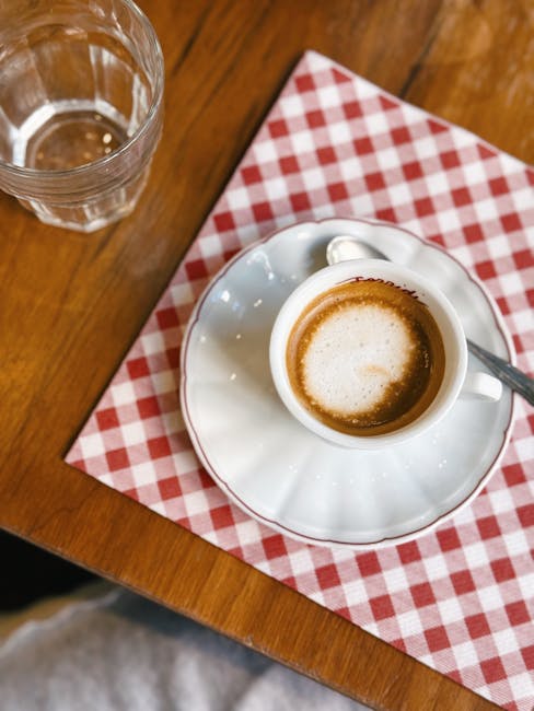 Straßencafé in Mailand mit Espresso auf dem Außentisch im Viertel Brera