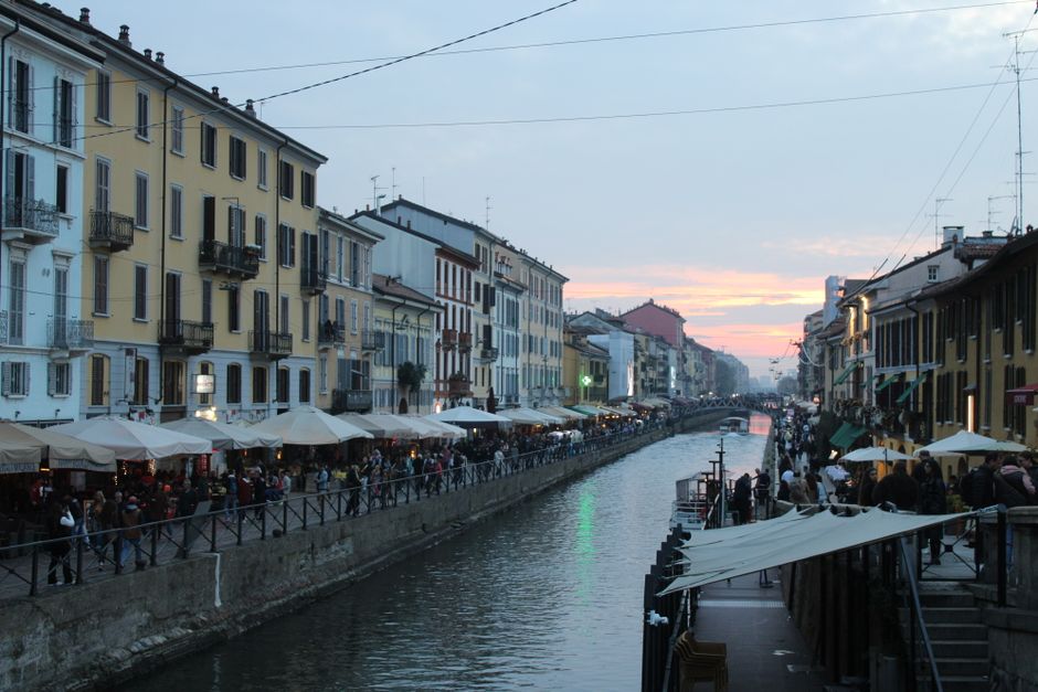 Navigli-Kanäle mit Abendmarkt und Restaurants am Ufer