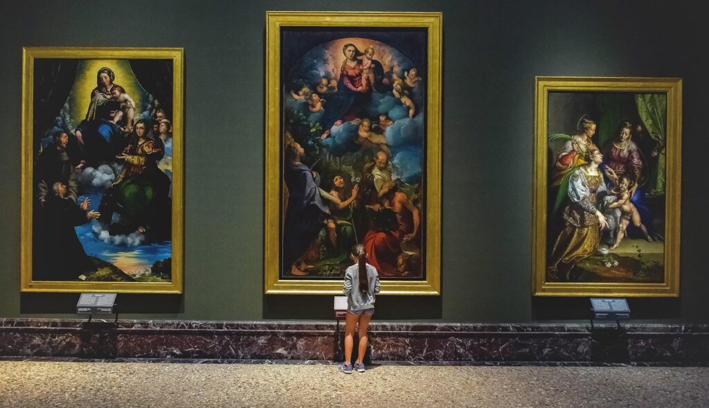 Besucherin betrachtet große Gemälde in der Pinacoteca di Brera, Mailand