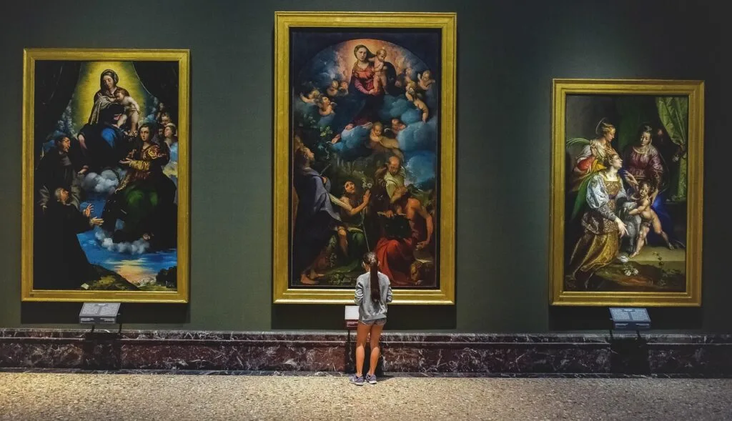 Visiteur regardant des tableaux exposés à la Pinacoteca di Brera, Milan