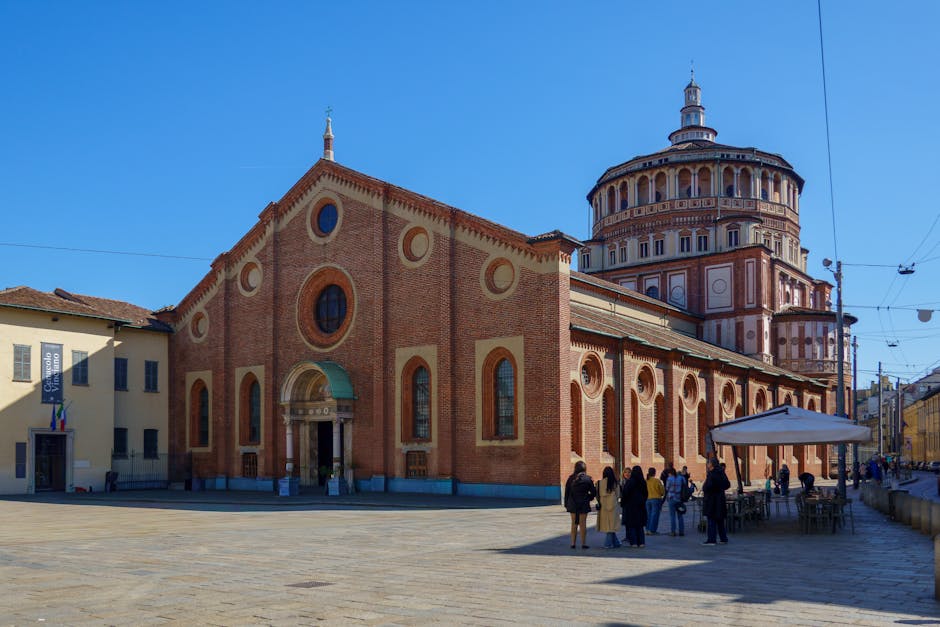 Kirchenfassade der Santa Maria delle Grazie mit rundem Refektorium in Mailand