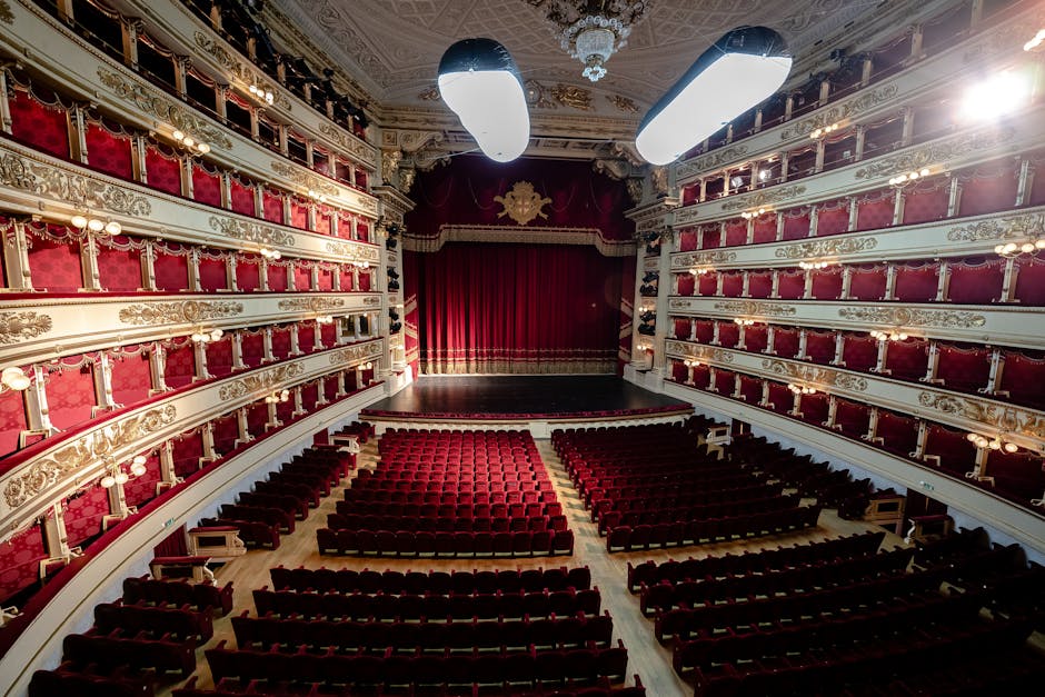 Innenraum des Teatro alla Scala mit roten Logen und leerer Bühne