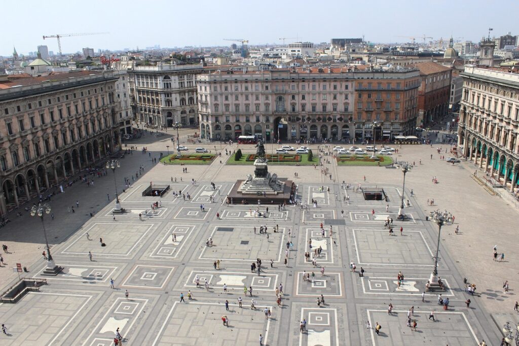 Luftaufnahme der Piazza del Duomo mit Statue und umliegenden Palästen in Mailand