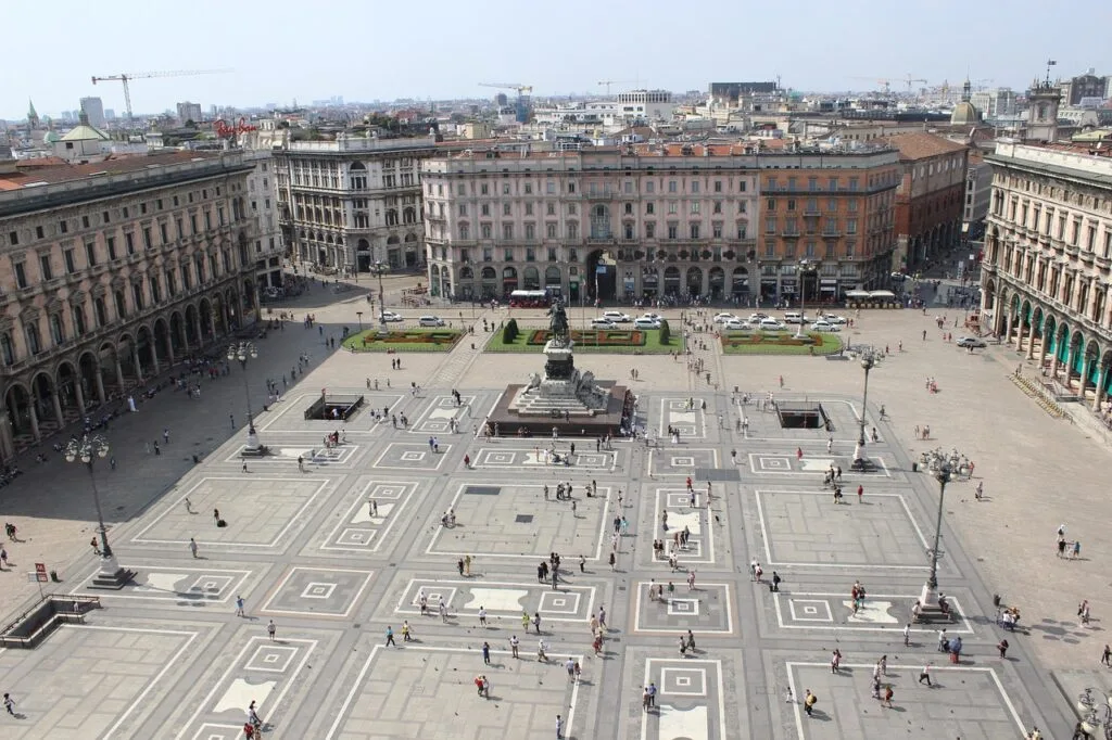 Vue aérienne de la Piazza del Duomo à Milan, vaste esplanade et monument central