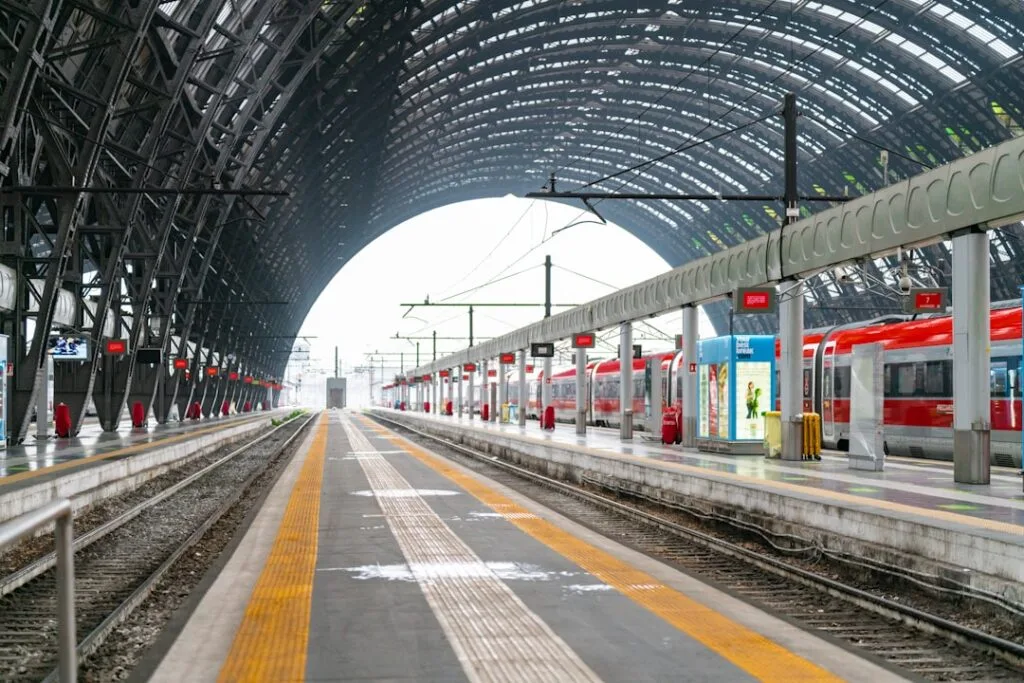 Quais vides de la gare de Milan sous la voûte métallique