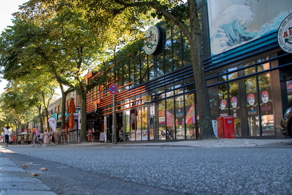 Via commerciale affollata Götgatan con caffè e pedoni
