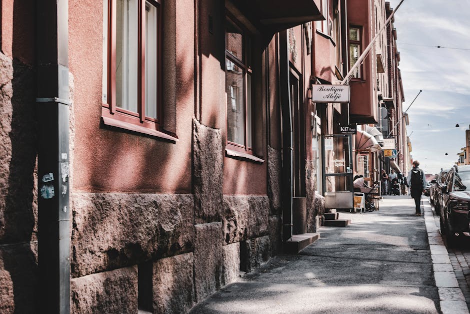 Via elegante con vetrine di boutique su Birger Jarlsgatan