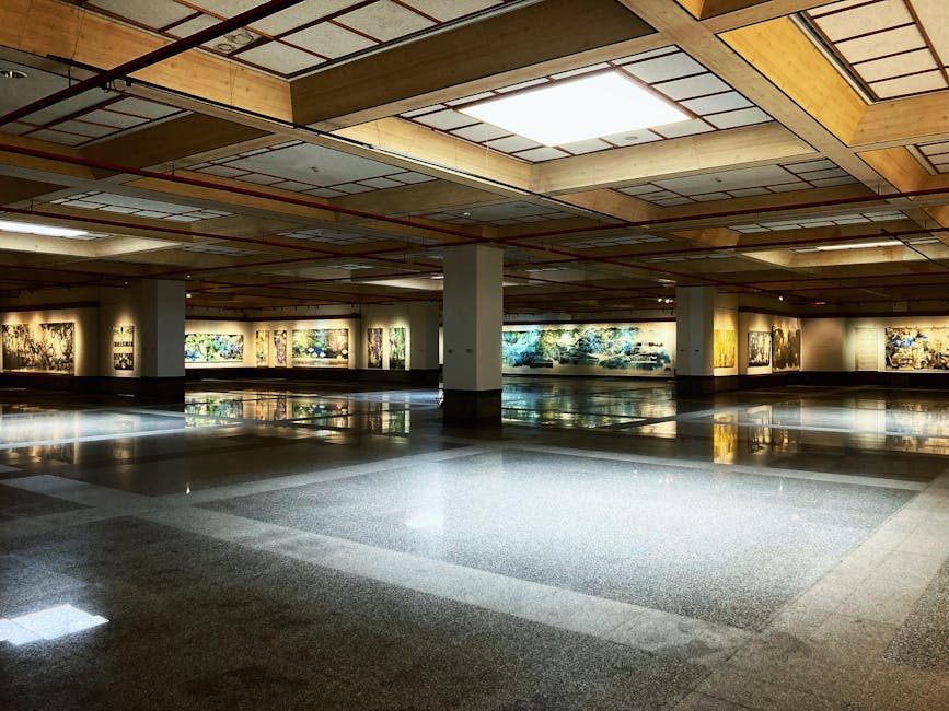 Grote tentoonstellingszaal van Fotografiska met avondverlichting
