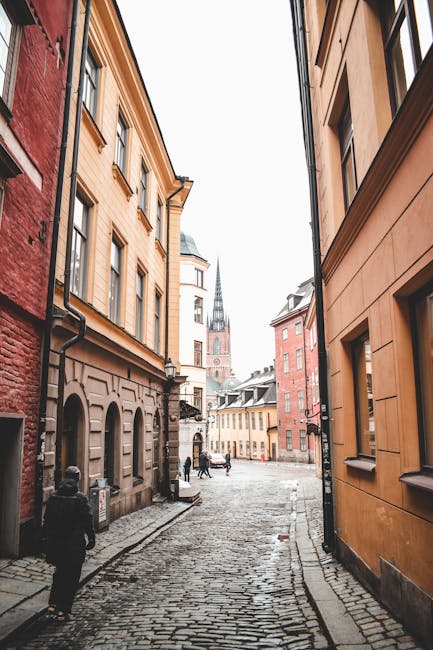 Strettissima via lastricata di Gamla Stan con edifici colorati