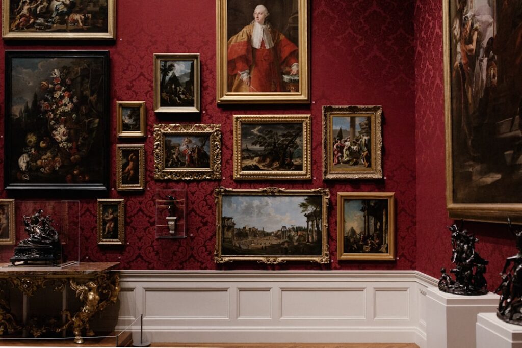 Galleria interna del Nationalmuseum con opere d'arte