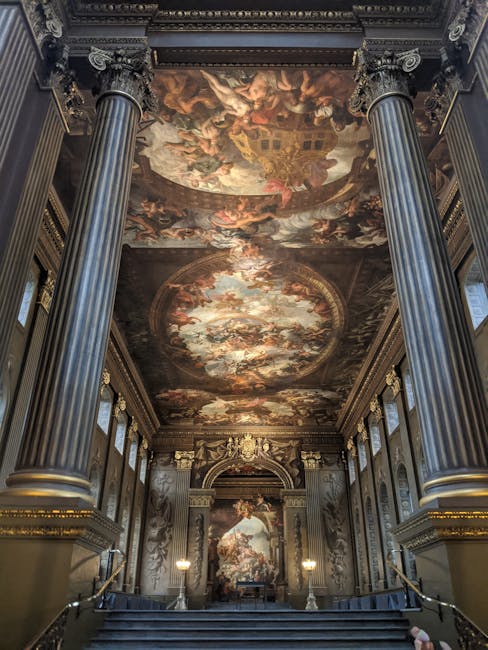 Grote zaal van het Nationalmuseum met klassieke schilderijen en sierlijke architectuur