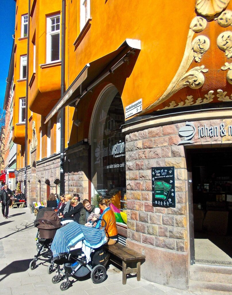 Plac Nytorget z kawiarnianymi tarasami, Södermalm