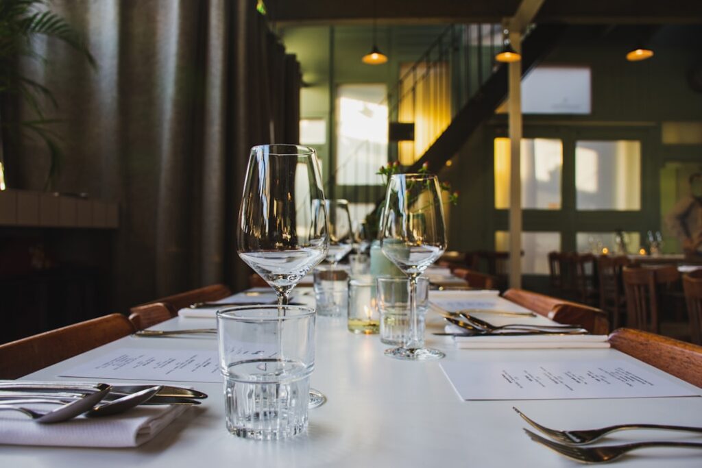 Nakryty stół w restauracji Ekstedt, fine dining