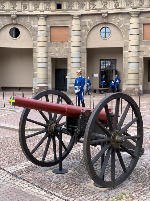 Cortile esterno del Royal Palace di Stoccolma con la guardia reale