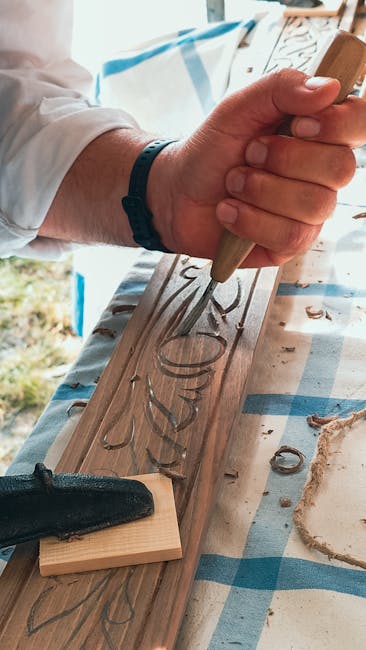 Artigiani che intagliano legno a Skansen