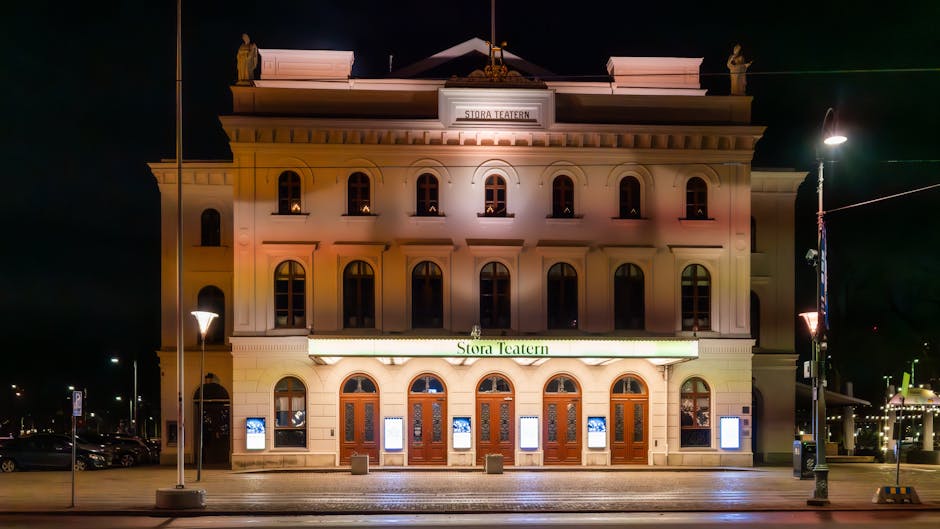 Fasada Södra Teatern na Mosebacke torg nocą