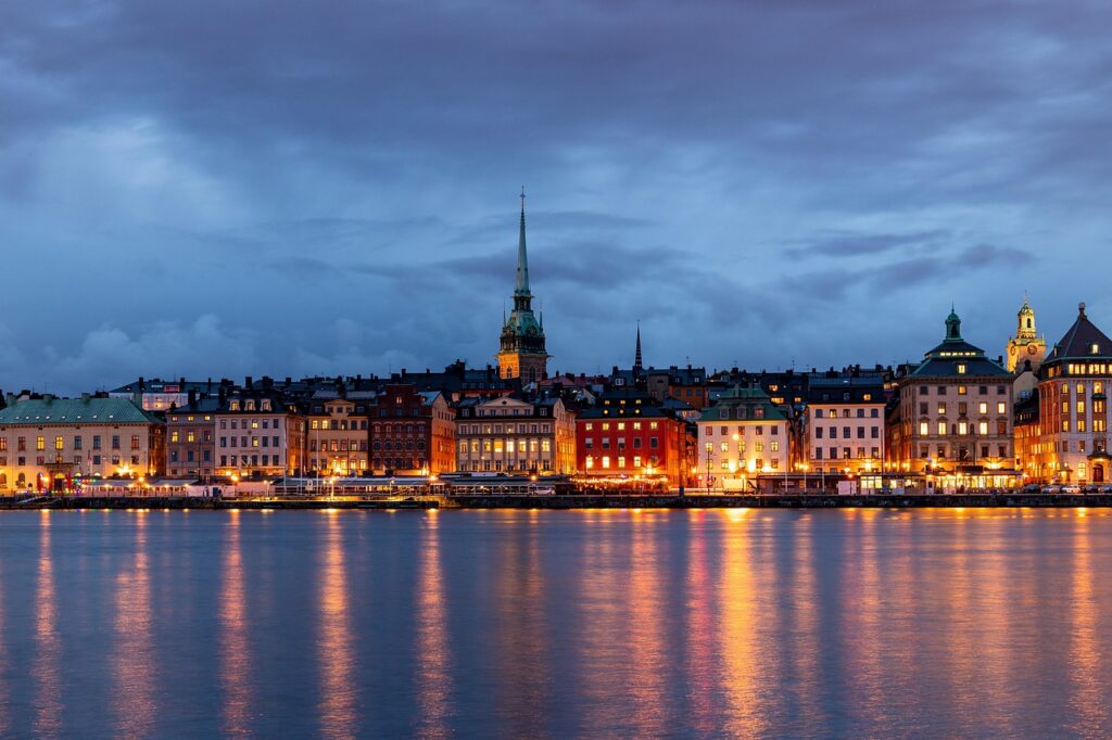 Veduta serale di Gamla Stan con riflessi sull'acqua
