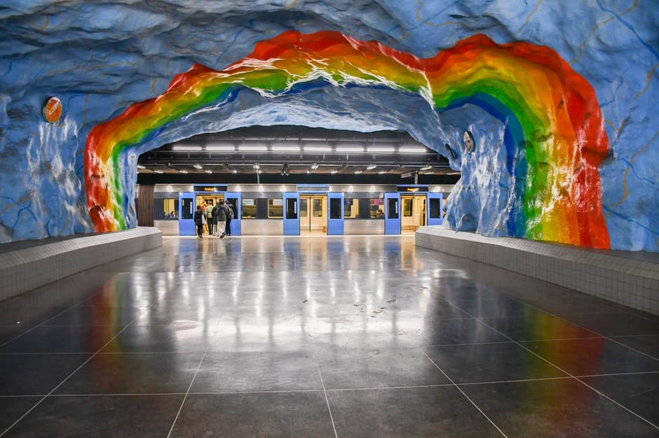 Kleurrijk metrostation interieur in Stockholm