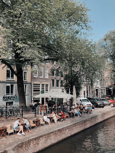 Straatcafé aan de gracht met uitzicht op Strandvägen