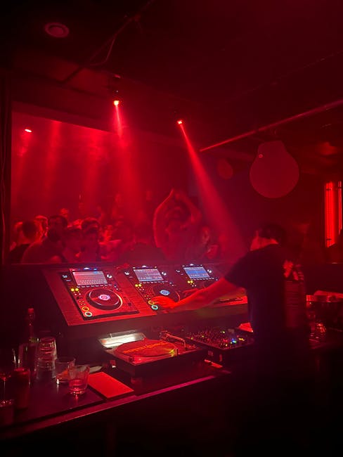 Tłum przy Stureplan nocą przed klubem